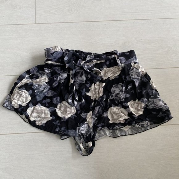 Aritzia Talula Floral Bloomer Shorts with Pockets - Picture 2 of 6